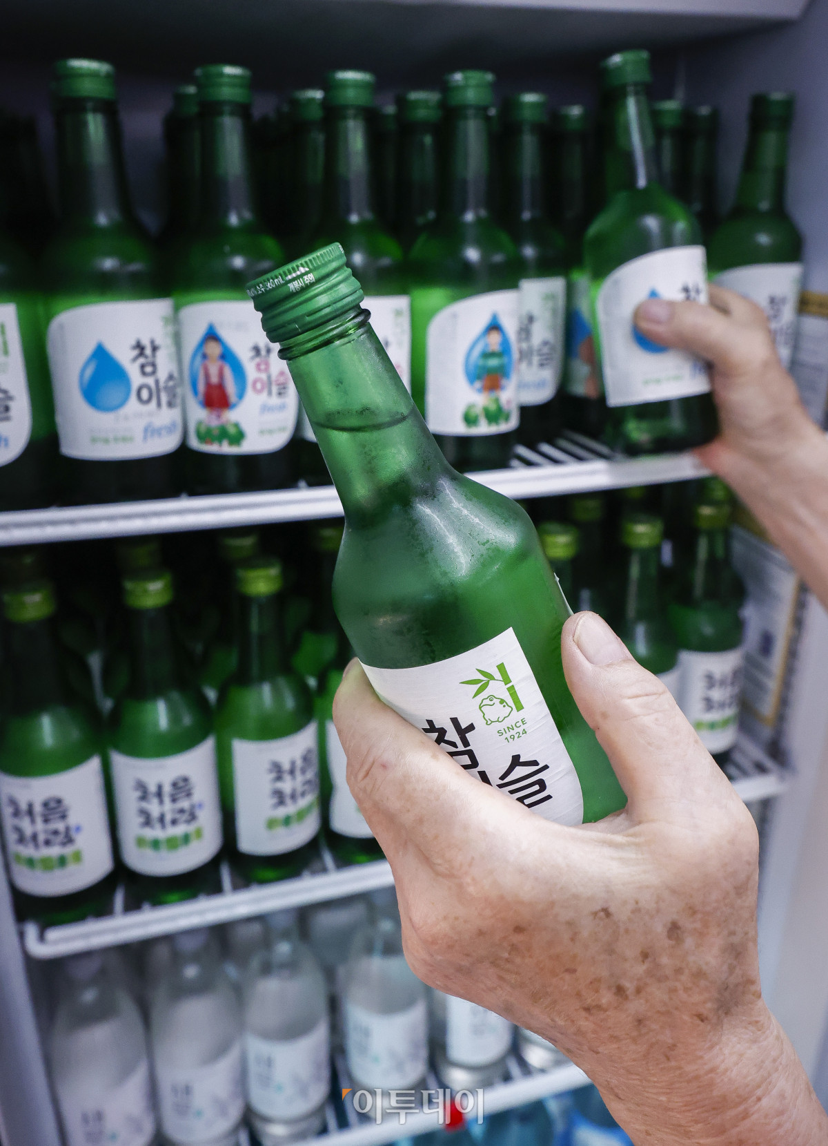 ▲술집이나 식당에서 파는 주류 가격이 상승했다. 8일 통계청에 따르면 지난달 외식 소주 품목의 소비자물가지수는 1년 전보다 0.1% 올랐다. 지난해 9월 0.6% 감소 이후 9개월간 이어진 하락세가 반전된 것이다. 외식 맥주도 지난달 0.5% 오르며 지난해 12월 0.4% 감소 이후 7개월 만에 상승했다. 이날 서울 시내 한 식당에서 자영업자가 냉장고에 주류 진열을 하고 있다. 조현호 기자 hyunho@