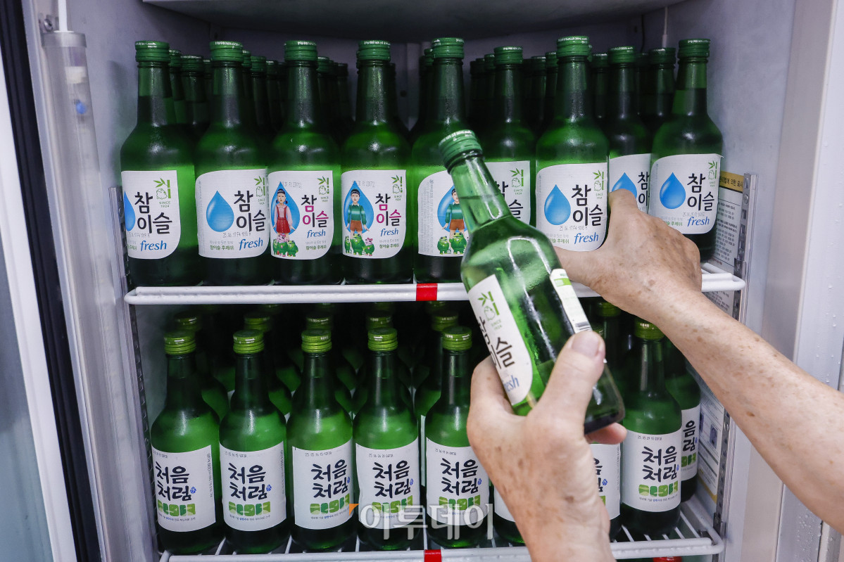 ▲술집이나 식당에서 파는 주류 가격이 상승했다. 8일 통계청에 따르면 지난달 외식 소주 품목의 소비자물가지수는 1년 전보다 0.1% 올랐다. 지난해 9월 0.6% 감소 이후 9개월간 이어진 하락세가 반전된 것이다. 외식 맥주도 지난달 0.5% 오르며 지난해 12월 0.4% 감소 이후 7개월 만에 상승했다. 이날 서울 시내 한 식당에서 자영업자가 냉장고에 주류 진열을 하고 있다. 조현호 기자 hyunho@