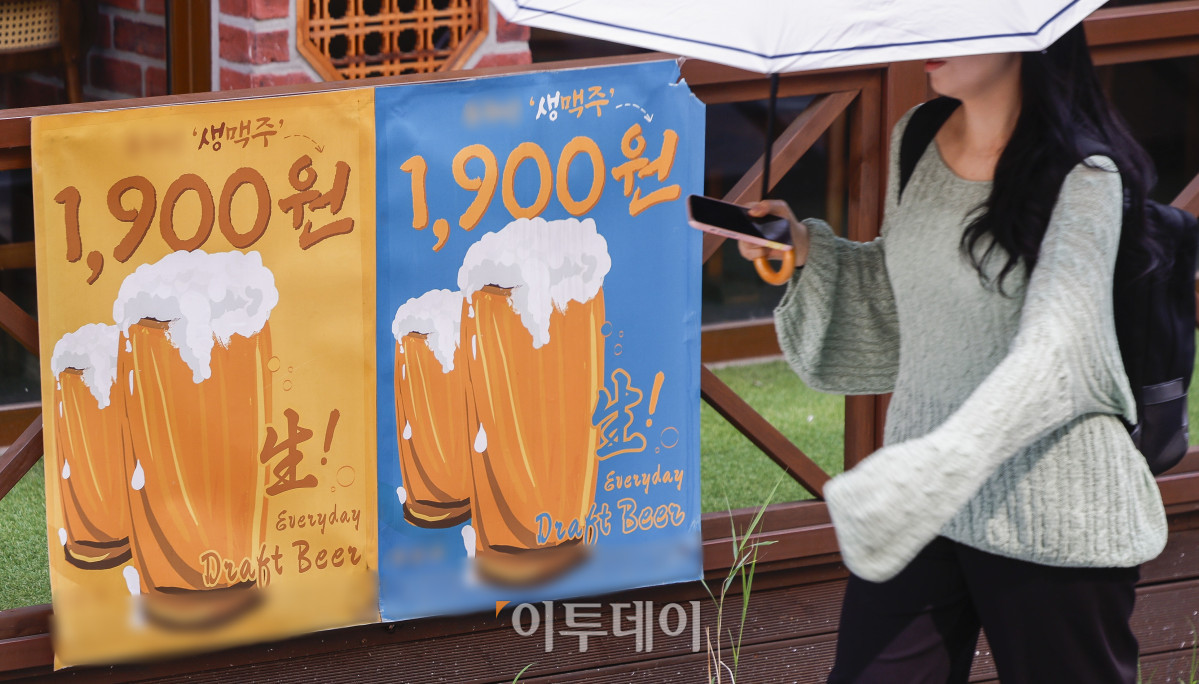 ▲술집이나 식당에서 파는 주류 가격이 상승했다. 8일 통계청에 따르면 지난달 외식 소주 품목의 소비자물가지수는 1년 전보다 0.1% 올랐다. 지난해 9월 0.6% 감소 이후 9개월간 이어진 하락세가 반전된 것이다. 외식 맥주도 지난달 0.5% 오르며 지난해 12월 0.4% 감소 이후 7개월 만에 상승했다. 이날 서울 시내 한 식당가에 주류 가격 안내문이 게시돼 있다. 조현호 기자 hyunho@