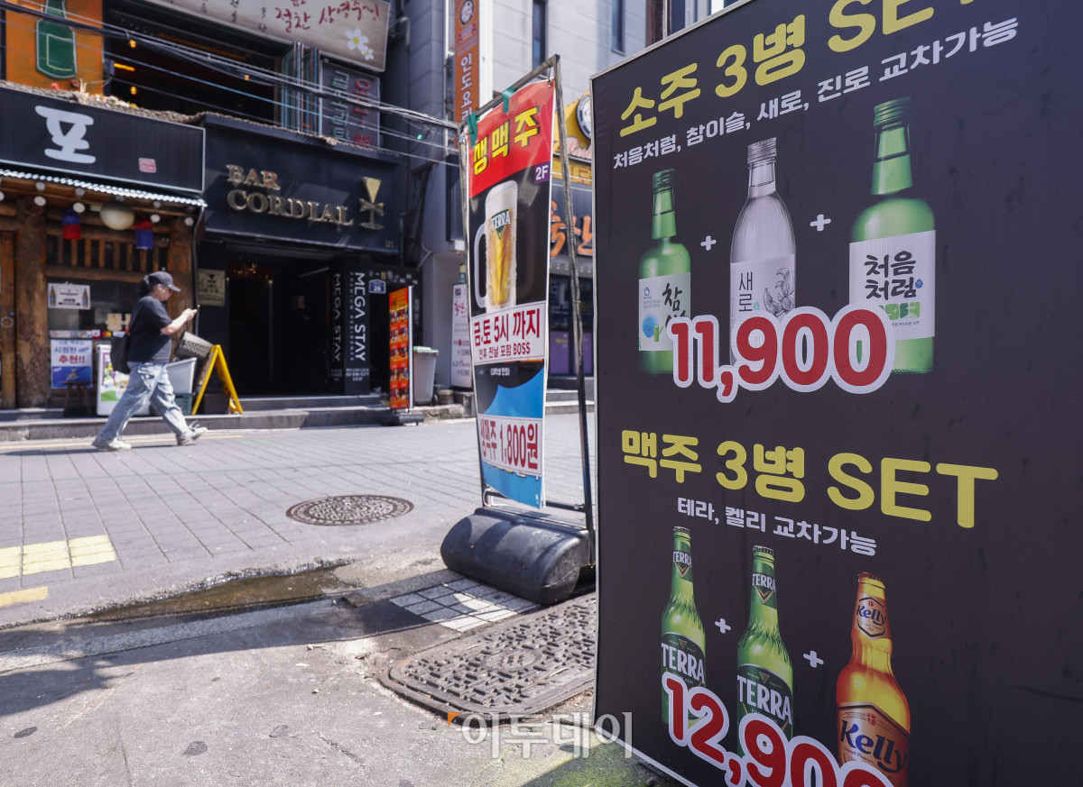 ▲술집이나 식당에서 파는 주류 가격이 상승했다. 8일 통계청에 따르면 지난달 외식 소주 품목의 소비자물가지수는 1년 전보다 0.1% 올랐다. 지난해 9월 0.6% 감소 이후 9개월간 이어진 하락세가 반전된 것이다. 외식 맥주도 지난달 0.5% 오르며 지난해 12월 0.4% 감소 이후 7개월 만에 상승했다. 이날 서울 시내 한 식당가에 주류 가격 안내문이 게시돼 있다. 조현호 기자 hyunho@