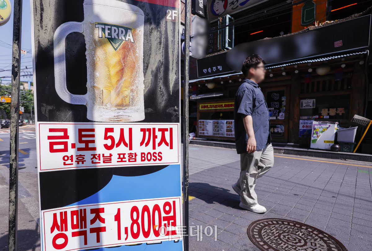 ▲술집이나 식당에서 파는 주류 가격이 상승했다. 8일 통계청에 따르면 지난달 외식 소주 품목의 소비자물가지수는 1년 전보다 0.1% 올랐다. 지난해 9월 0.6% 감소 이후 9개월간 이어진 하락세가 반전된 것이다. 외식 맥주도 지난달 0.5% 오르며 지난해 12월 0.4% 감소 이후 7개월 만에 상승했다. 이날 서울 시내 한 식당가에 주류 가격 안내문이 게시돼 있다. 조현호 기자 hyunho@