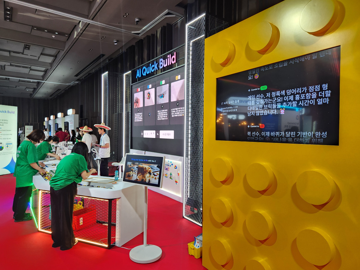 ▲구글클라우드는 8일 서울 강남구 코엑스(COEX) 컨벤션 센터에서 ‘구글 클라우드 데이 서울(Google CloudDaySeoul)’을 열고 자사의 인공지능(AI) 비전을 선보였다. 사진은 구글의 AI 제미나이가 로봇 만들기 게임 현장을 실시간으로 중계하는 모습. (안유리 기자 inglass@)