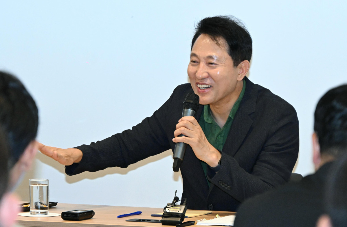▲오세훈 서울시장이 지난 5일(현지시간) 밀라노의 한 호텔에서 열린 동행 기자 간담회에서 발언하고 있다. (사진=연합뉴스)