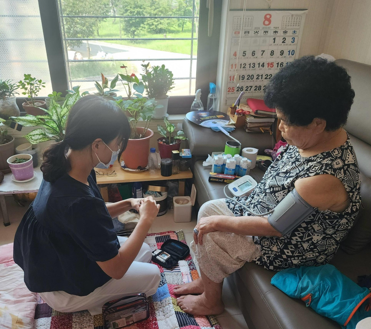 ▲폭염취약계층 집을 방문해 건강검진을 하는 모습. (사진제공=광진구)