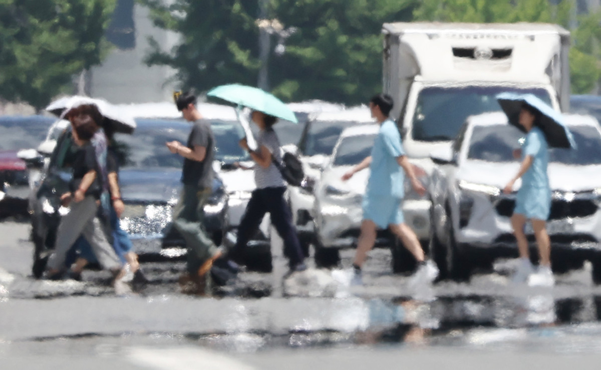 ▲울산에 폭염특보가 발효 중인 2일 울산시 남구 한 도로 위로 지열로 인한 아지랑이가 피어오르고 있다. 이날 울산의 낮 최고기온은 36도를 웃돌았다. (연합뉴스)