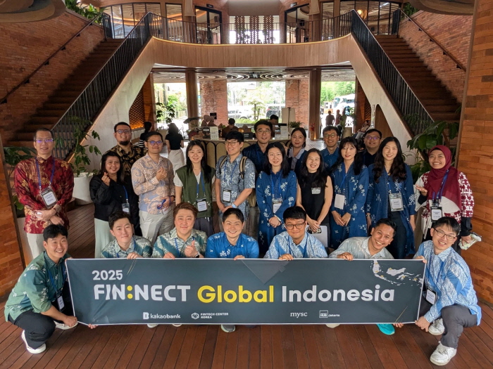 ▲지난 3일 열린 '한국-인도네시아 이해관계자 워크샵'에서 스타트업 4개사와 인도네시아 기업 등이 기념촬영을 하는 모습