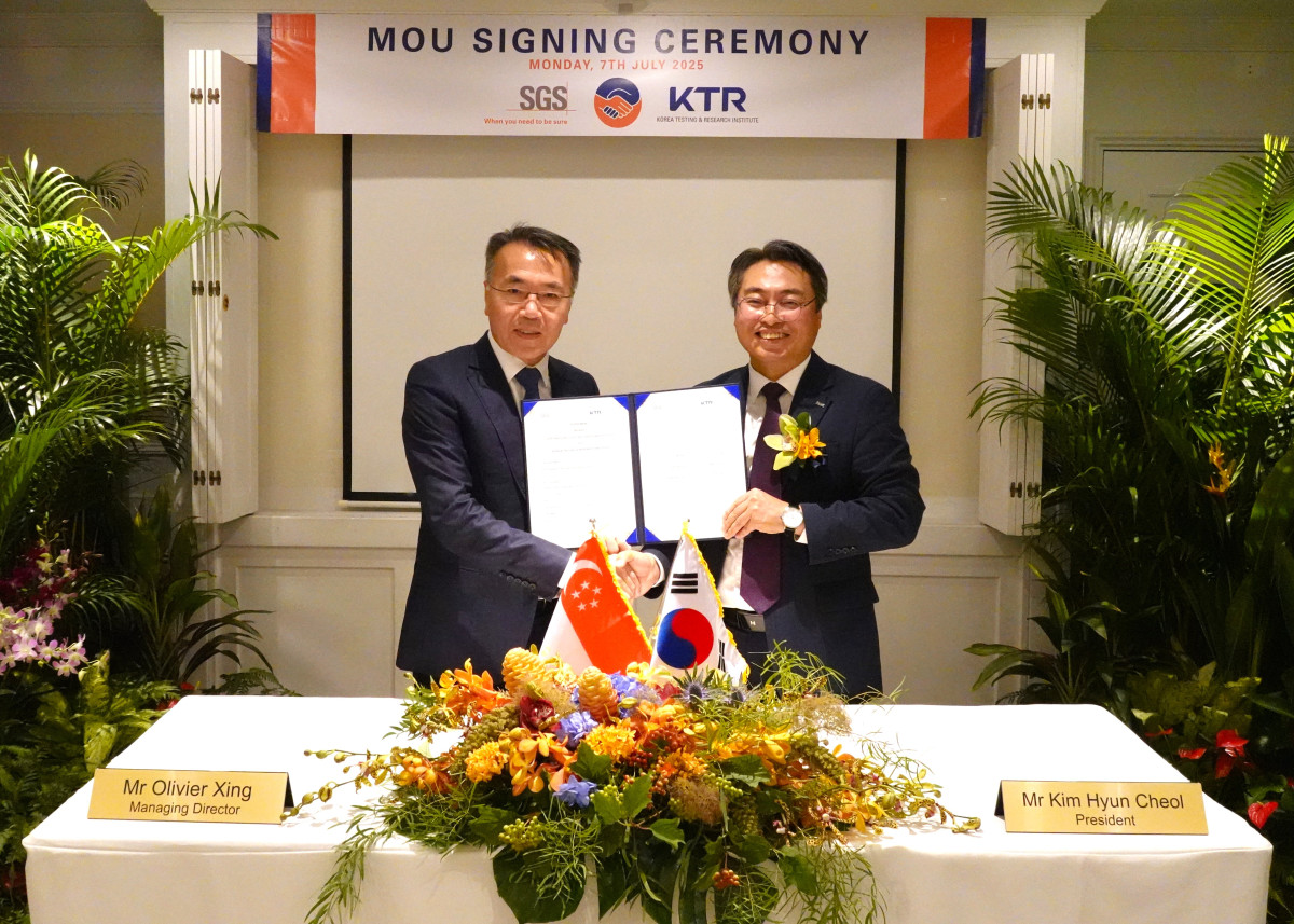 ▲김현철 한국화학융합시험연구원(KTR) 원장(오른쪽)이 7일(현지시간) 싱가포르에서 올리비에 싱 지슌(Olivier Xing Jishun) SGS Singapore 사장과 전기전자제품 안전인증(Safety Mark)에 KTR 시험성적서를 인정하는 업무협약을 체결한 후 기념 촬영을 하고 있다. (사진제공=한국화학융합시험연구원(KTR))