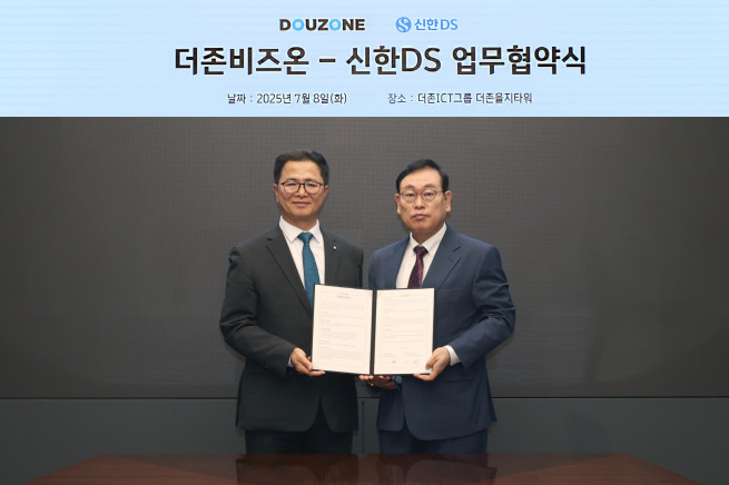 ▲더존비즈온은 8일 신한DS와 신한금융그룹의 인공지능(AI) 전환을 촉진하고 글로벌 및 대외 사업 확장을 도모하기 위한 ‘OmniEsol 비즈니스 파트너’ 업무협약(MOU)을 체결했다. <왼쪽부터 만복기 신한DS 대표, 이강수 더존비즈온 사장> (사진제공 = 더존비즈온)