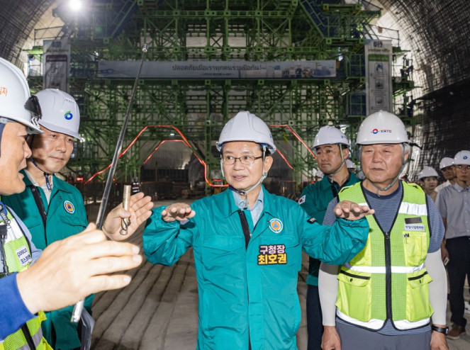 ▲최호권 영등포구청장이 관내 신안산선 공사현장을 방문해 안전 점검을 진행하고 있다.  (사진제공=영등포구)