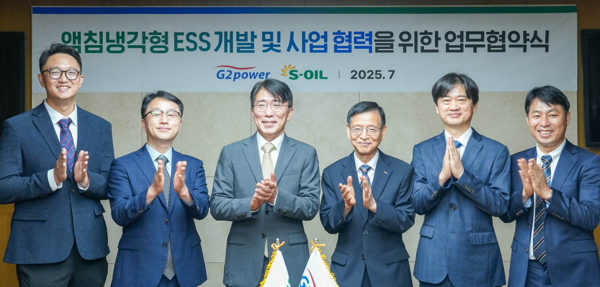 ▲액침냉각형 ESS 개발 및 사업 협력 업무협약식에서 에쓰오일과 지투파워 임직원들이 함께 기념촬영을 하고 있다. 왼쪽 세 번째 신종철 에쓰오일 윤활영업부문장, 김영일 지투파워 대표이사. (사진제공=에쓰오일)