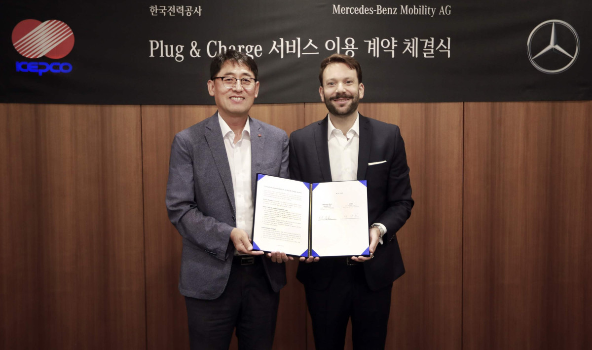 ▲이상원 한국전력 에너지신사업처 처장(왼쪽)이 8일 ‘메르세데스-벤츠 모빌리티 AG’ 아시아 및 호주 지역 공공 충전 서비스 부문 총괄 에릭 아우프리히트 상무와 ‘플러그 앤 차지(PnC·Plug & Charge)’ 서비스 제공을 위한 계약을 체결한 후 기념 촬영을 하고 있다. (사진제공=한국전력)