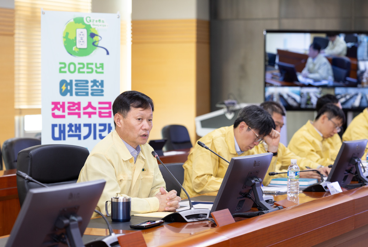 ▲이정복 한국서부발전 사장(왼쪽 첫 번째)이 8일 충남 태안 본사에서 ‘여름철 전력 수급 안정 대책 화상회의’를 주재하고 있다. (사진제공=한국서부발전)