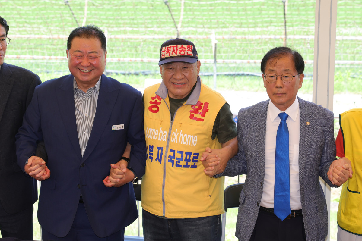 ▲(왼쪽부터)김경일 파주시장, 최성룡 납북자가족모임 대표, 윤후덕 더불어민주당 의원이 8일 오전 경기 파주시 임진각에서 대북 전단 살포를 전면 중단하겠다는 기자회견을 가진 뒤 기념촬영을 하고 있다. (연합뉴스)