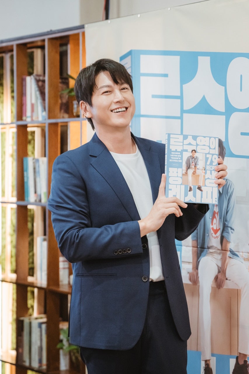 ▲8일 서울 중구에 있는 한 카페에서 첫 요리책 '류수영의 평생 레시피'를 출간한 배우 류수영이 포즈를 취하고 있는 모습. (세미콜론)