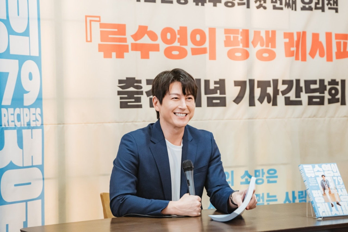 ▲8일 서울 중구에 있는 한 카페에서 첫 요리책 '류수영의 평생 레시피'를 출간한 배우 류수영이 기자들의 질문에 답변하고 있다. (세미콜론)