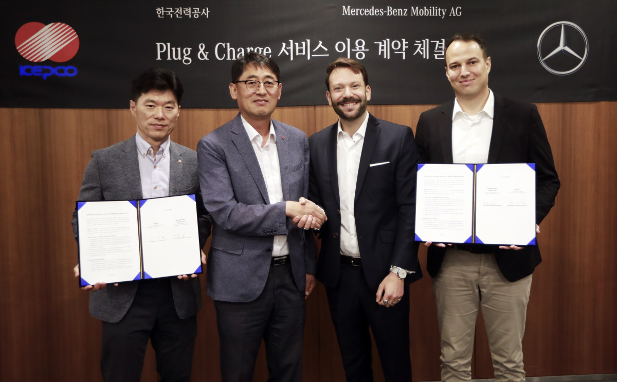 ▲(사진 왼쪽부터) 한전 EVC 장근철 사업부장, 한전 에너지신사업처 이상원 처장, ‘메르세데스-벤츠 모빌리티 AG’ 아시아 및 호주 지역 공공 충전 서비스 부문 총괄 에릭 아우프리히트 상무, ‘메르세데스-벤츠 코리아 제품, 마케팅 및 디지털 비즈니스’ 부문 총괄 킬리안 텔렌 부사장 (사진=메르세데스-벤츠 코리아)
