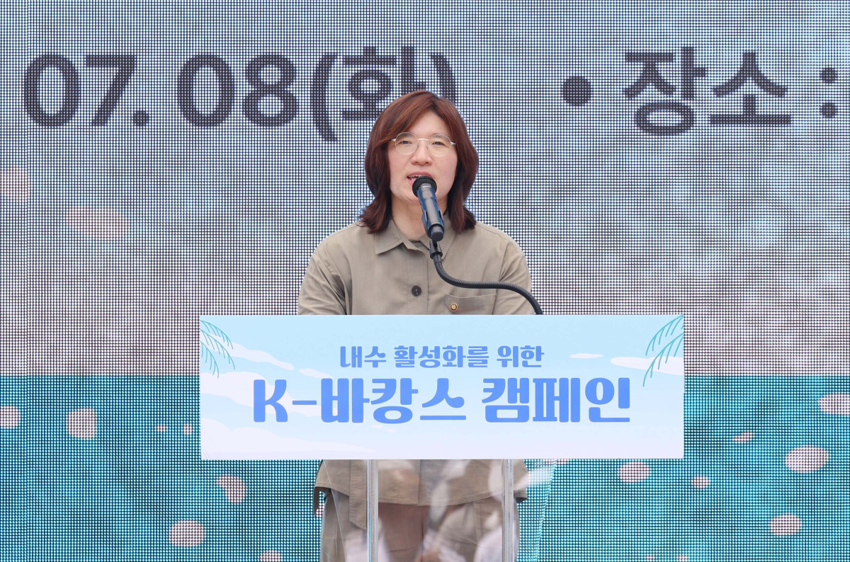 ▲8일 서울 종로구 청계광장에서 열린 ‘K-바캉스’ 캠페인에서 장미란 문화체육관광부 2차관이 인사말을 하고 있다. ‘K-바캉스’는 국내 여행 활성화를 위해 한국경제인협회 주최로 마련된 행사다. 신태현 기자 holjjak@