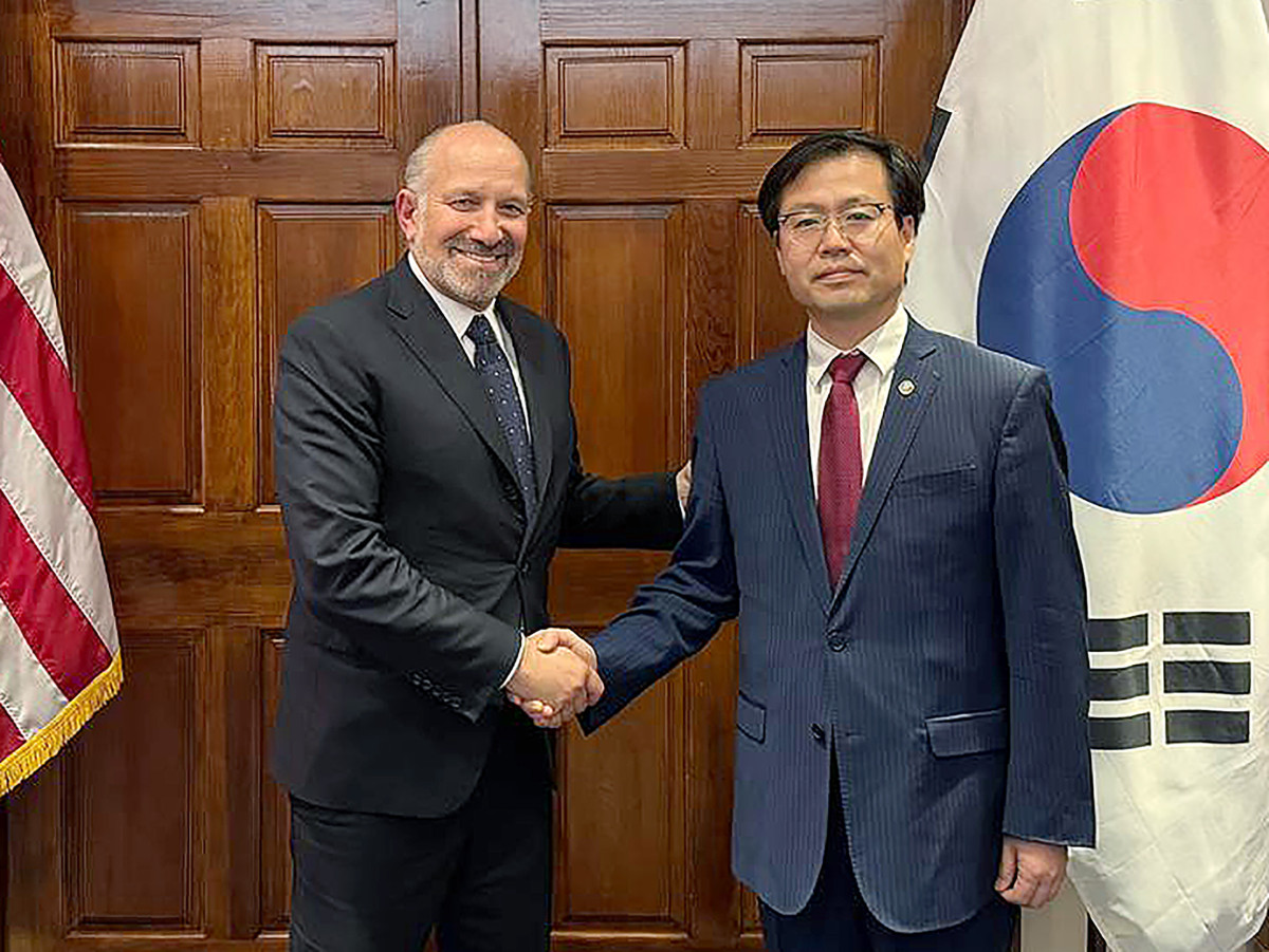 ▲여한구 산업통상자원부 통상교섭본부장(오른쪽)이 7일(현지시간) 미국 워싱턴 D.C 상무부에서 하워드 러트닉(Howard Lutnick) 미국 상무부 장관과 면담에 앞서 기념 촬영을 하고 있다. 여 본부장은 이 자리에서 한미 간 제조업 협력 방안에 대한 우리 의지를 재차 강조하는 한편, 자동차·철강 등 품목관세에 대한 우호적 대우를 요청했다. (사진제공=산업통상자원부)