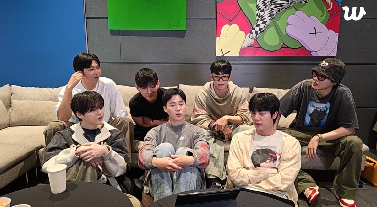 ▲1일 그룹 방탄소년단 일곱 멤버들이 위버스 라이브 방송을 통해 내년 봄 완전체 새 앨범 발매 소식을 전했다. (사진제공=빅히트 뮤직)