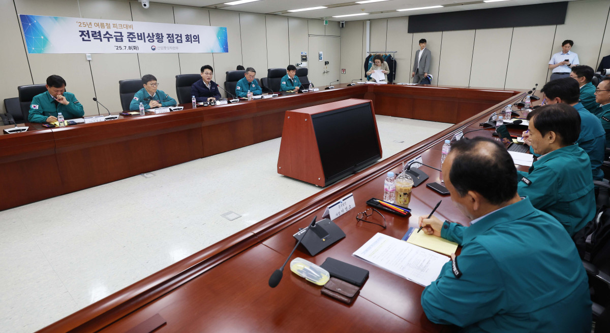 ▲이호현 산업통상자원부 제2차관이 8일 서울 서초구 한전아트센터에서 열린 ‘전력수급 준비상황 점검회의’에서 모두발언을 하고 있다. 신태현 기자 holjjak@