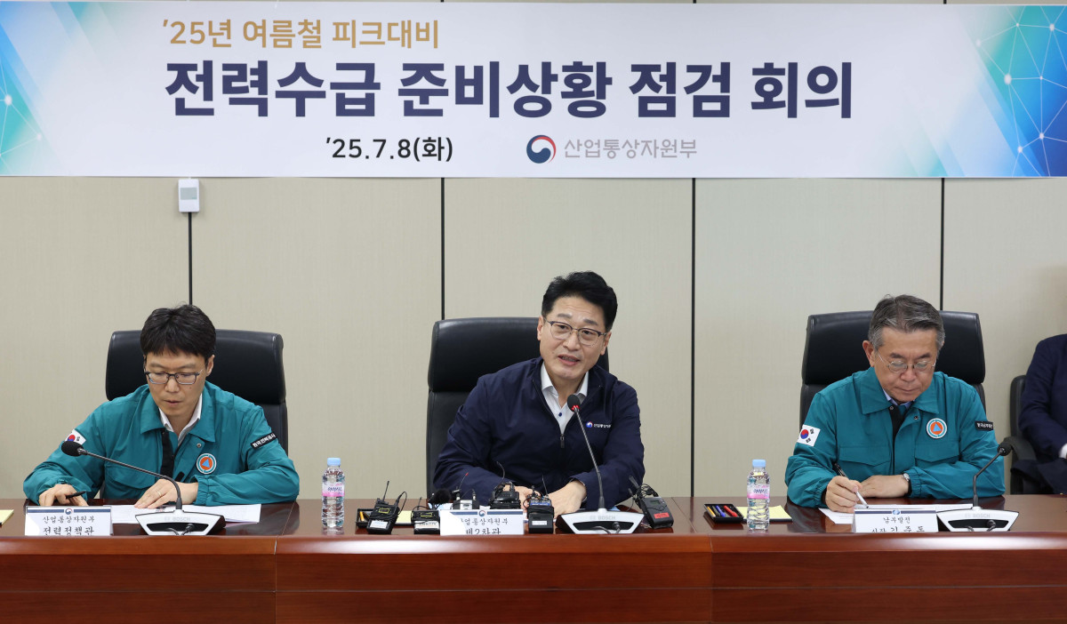 ▲이호현 산업통상자원부 제2차관이 8일 서울 서초구 한전아트센터에서 열린 ‘전력수급 준비상황 점검회의’에서 모두발언을 하고 있다. 신태현 기자 holjjak@
