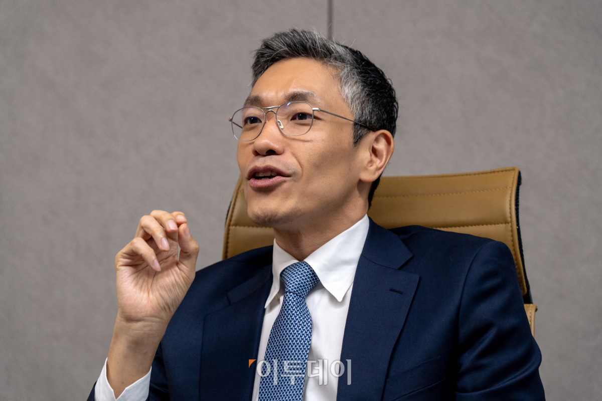 ▲ 강진구 법무법인 와이케이(YK) 변호사가 8일 서울 강남구 테헤란로 법무법인 YK 강남 주사무소에서 이투데이와 인터뷰를 갖고, 인수합병(M&A)과 결합된 기업 소송 변화에 대해 설명하고 있다. (사진 제공 = 법무법인 YK)