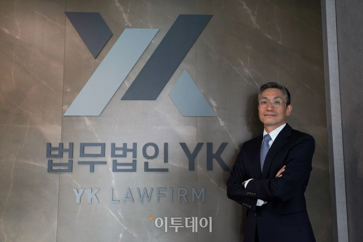 ▲ 강진구 법무법인 와이케이(YK) 변호사가 8일 서울 강남구 테헤란로 법무법인 YK 강남 주사무소에서 진행한 본지와 인터뷰에 앞서 포즈를 취하고 있다. (사진 제공 = 법무법인 YK)