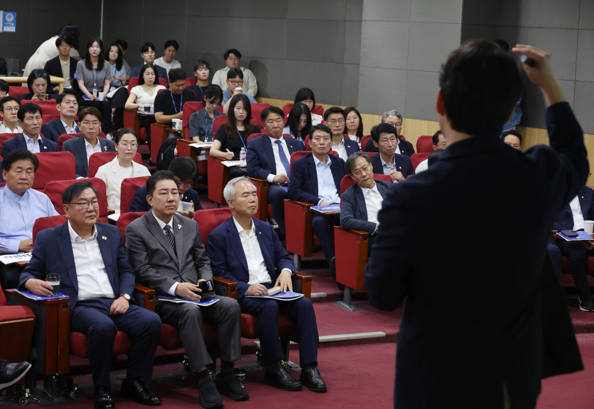 ▲김병기 더불어민주당 원내대표와 김태년 의원 등 의원들이 8일 서울 여의도 국회 의원회관에서 열린 '경제는 민주당 : 코스피 5000시대 실현을 위해 민주당이 할 일 : ①부동산편' 특강에서 이광수 애널리스트의 강연을 듣고 있다. 2025.07.08. (뉴시스)