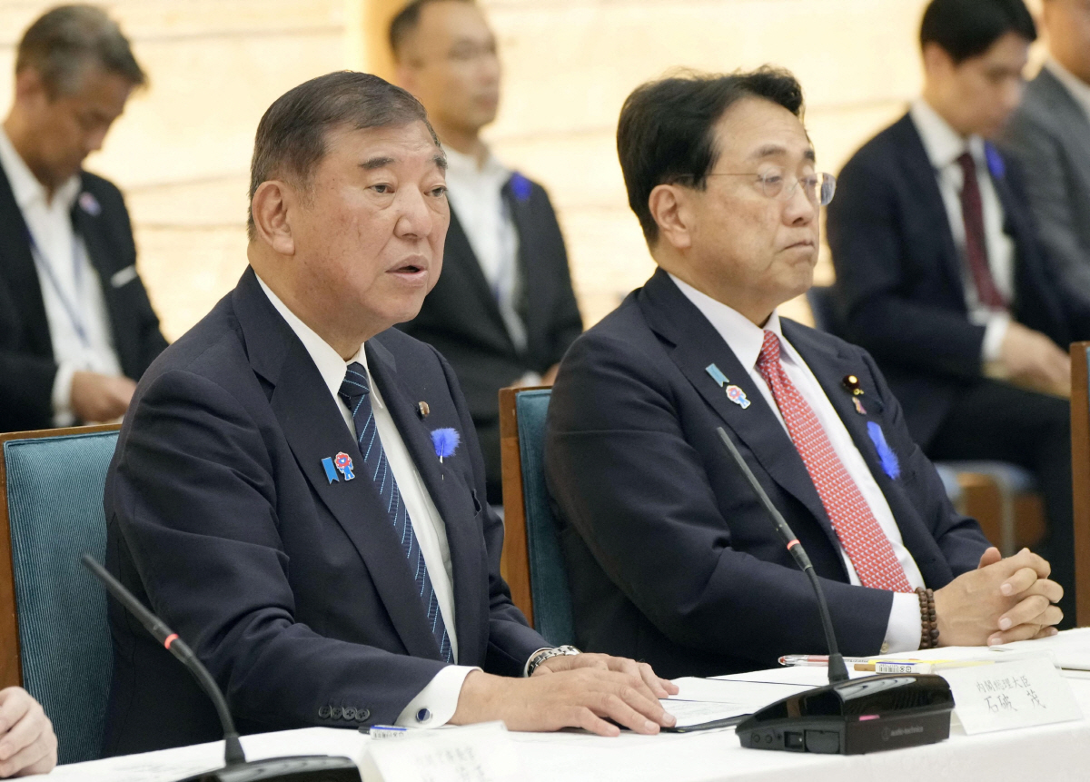 ▲이시바 시게루(왼쪽) 일본 총리가 8일 도쿄 총리 관저에서 열린 미국 관세 대응 전략회의에서 발언하고 있다. 도쿄/로이터연합뉴스