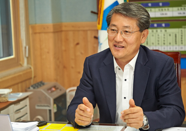 ▲김순호 전남 구례군수가 구례군청 집무실에서 생활인구 증가와 지역 발전 전략에 대해 설명하고 있다. (사진제공=구례군)