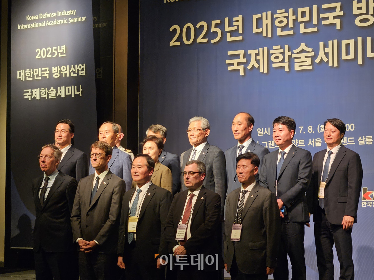 ▲8일 열린 '2025 대한민국 방위산업 국제학술세미나'에 참여한 국내외 방산 관계자들이 기념사진을 촬영하고 있다. (정진용 기자 jjy@)