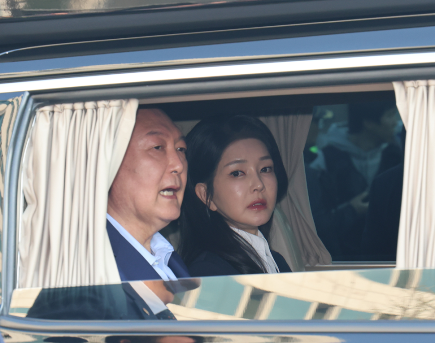 ▲ 윤석열 전 대통령과 김건희 여사가 헌법재판소 파면 결정 후 일주일 만인 올해 4월 11일 오후 서울 용산구 한남동 대통령 관저를 떠나고 있다. (연합뉴스)