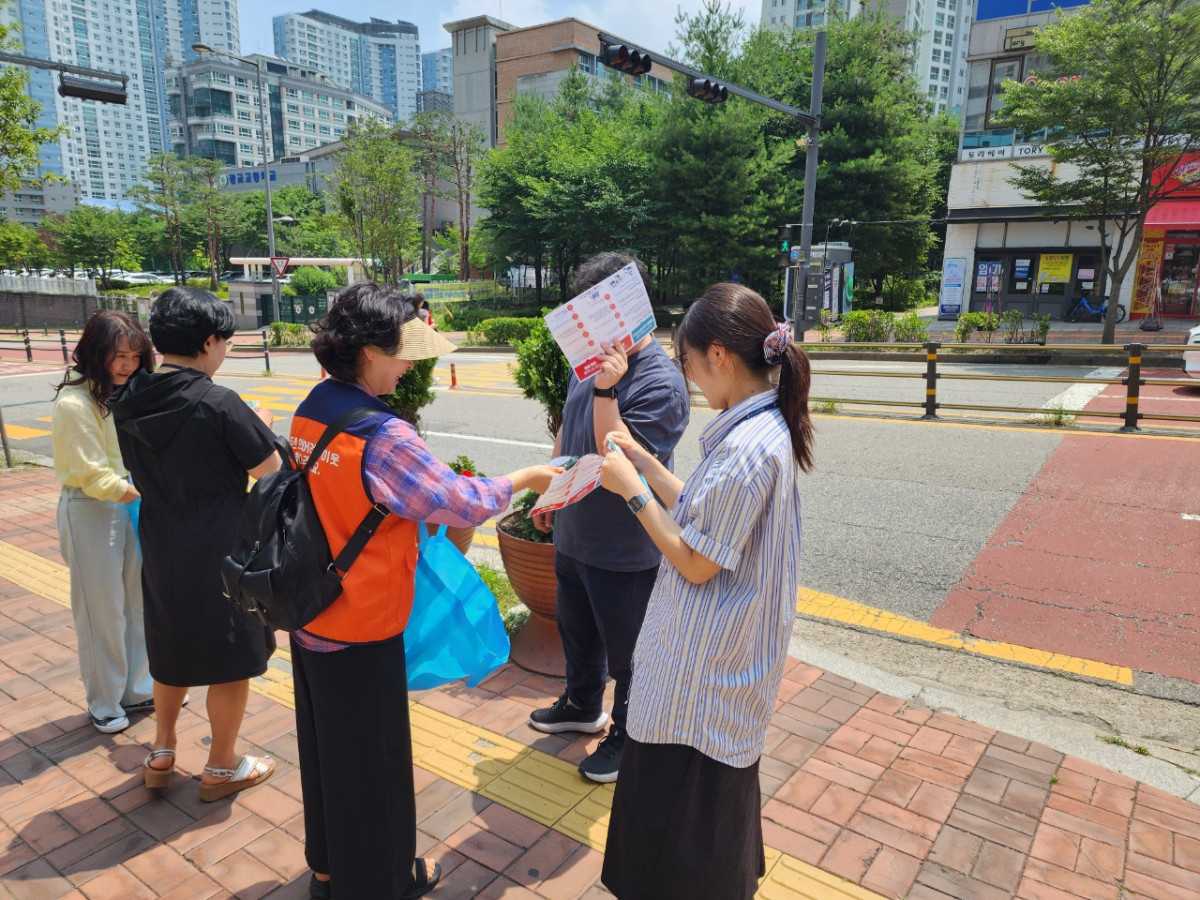 ▲광교1동 지역사회보장협의체 위원들이 8일 도심 상가 인근에서 복지사각지대 발굴과 긴급지원 제도 홍보 캠페인을 펼치고 있다. (수원시 영통구 광교1동)