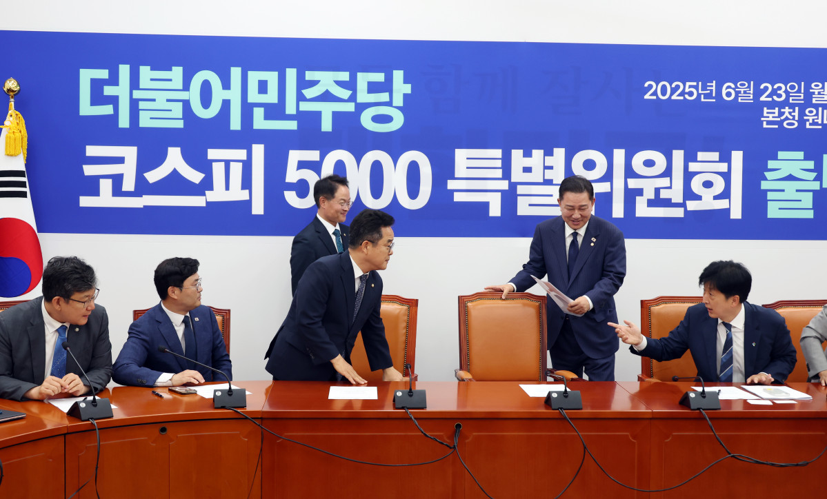 ▲지난달 23일 서울 여의도 국회에서 열린 더불어민주당 코스피 5000 특별위원회에서 김병기 대표 직무대행과 의원들이 참석하고 있다. (사진=뉴시스)