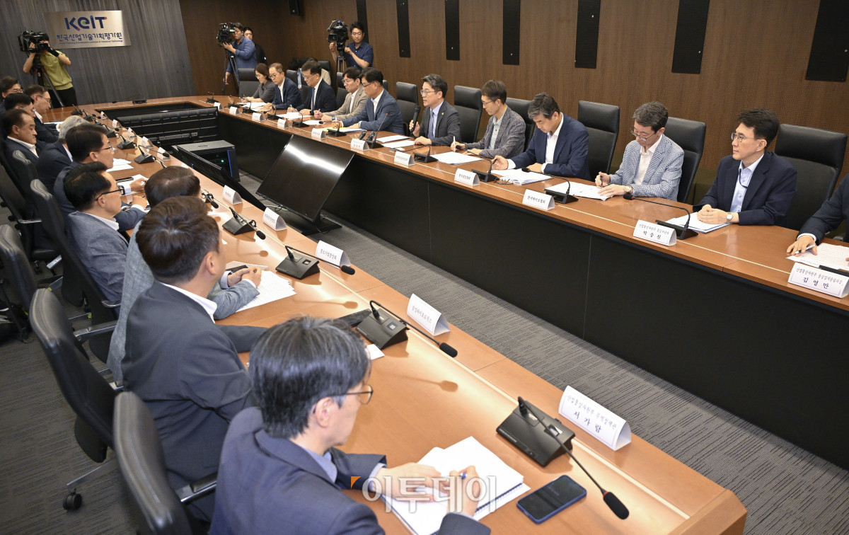 ▲문신학 산업통상자원부 1차관이 8일 서울 중구 대한상공회의소에서 열린 미 관세 조치 통보 관련 민관합동 긴급 점검회의에서 모두발언을 하고 있다. 조현호 기자 hyunho@