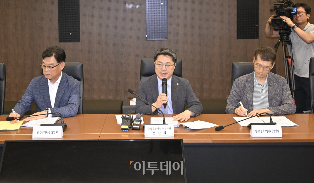 ▲문신학 산업통상자원부 1차관이 8일 서울 중구 대한상공회의소에서 열린 미 관세 조치 통보 관련 민관합동 긴급 점검회의에서 모두발언을 하고 있다. 조현호 기자 hyunho@
