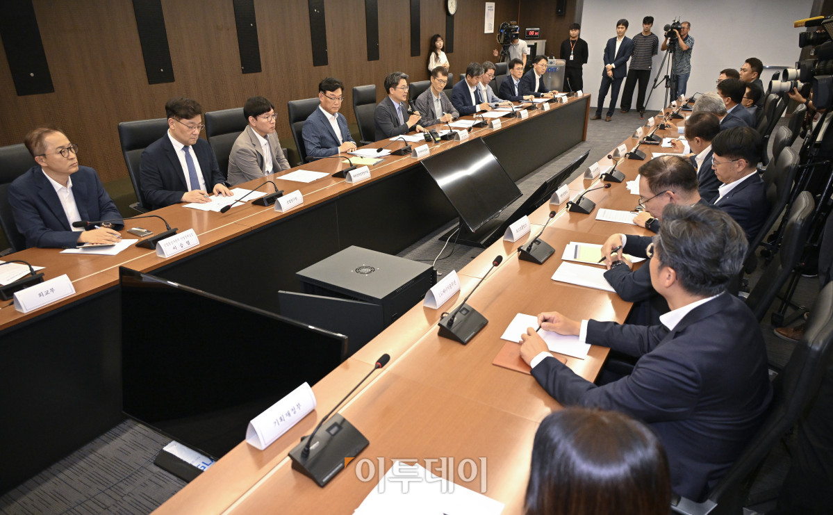 ▲문신학 산업통상자원부 1차관이 8일 서울 중구 대한상공회의소에서 열린 미 관세 조치 통보 관련 민관합동 긴급 점검회의에서 모두발언을 하고 있다. 조현호 기자 hyunho@