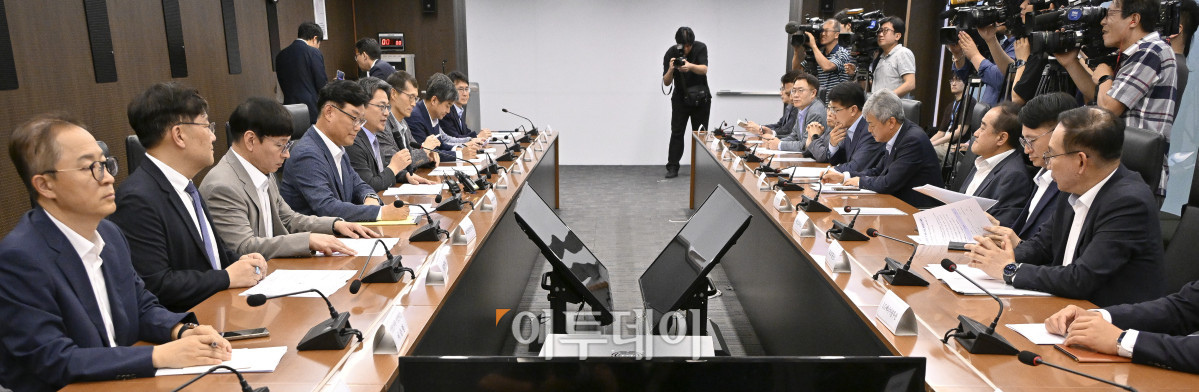▲문신학 산업통상자원부 1차관이 8일 서울 중구 대한상공회의소에서 열린 미 관세 조치 통보 관련 민관합동 긴급 점검회의에서 모두발언을 하고 있다. 조현호 기자 hyunho@