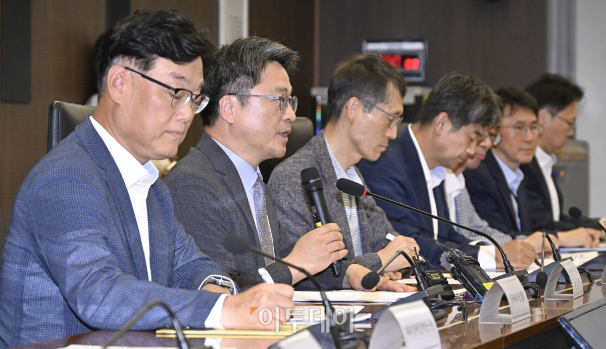 ▲문신학 산업통상자원부 1차관이 8일 서울 중구 대한상공회의소에서 열린 미 관세 조치 통보 관련 민관합동 긴급 점검회의에서 모두발언을 하고 있다. 조현호 기자 hyunho@