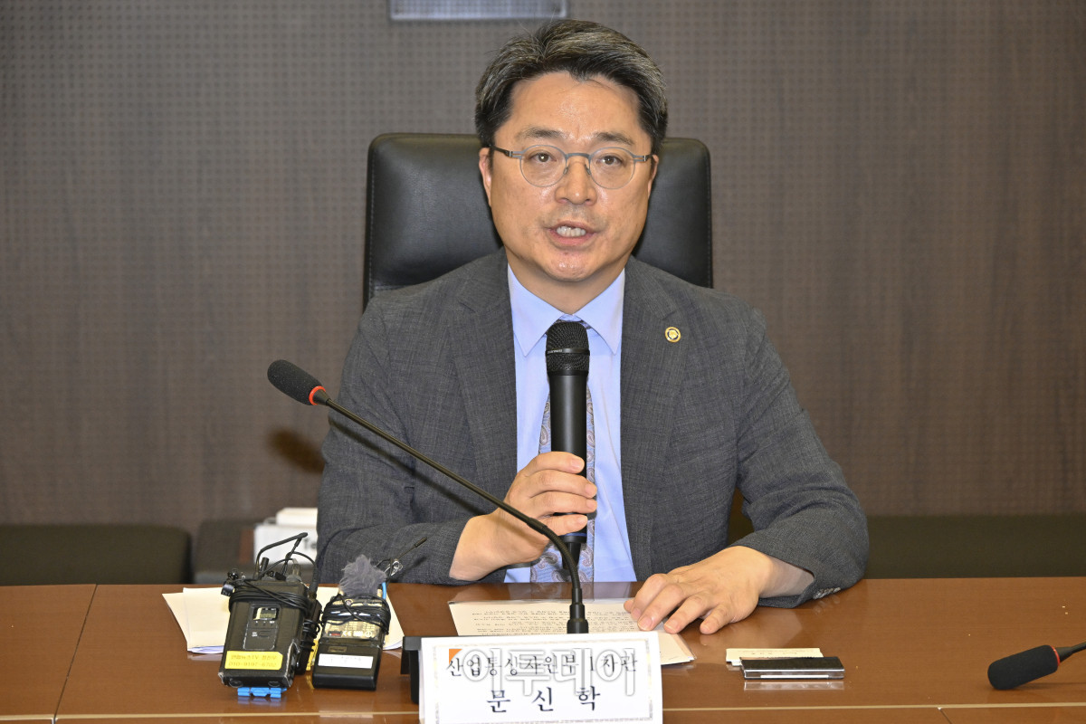 ▲문신학 산업통상자원부 1차관이 8일 서울 중구 대한상공회의소에서 열린 미 관세 조치 통보 관련 민관합동 긴급 점검회의에서 모두발언을 하고 있다. 조현호 기자 hyunho@