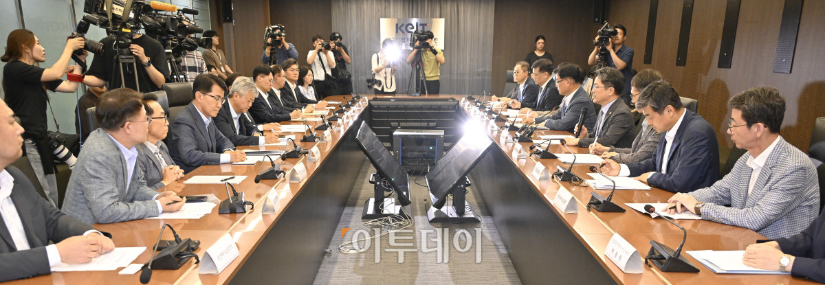▲문신학 산업통상자원부 1차관이 8일 서울 중구 대한상공회의소에서 열린 미 관세 조치 통보 관련 민관합동 긴급 점검회의에서 모두발언을 하고 있다. 조현호 기자 hyunho@