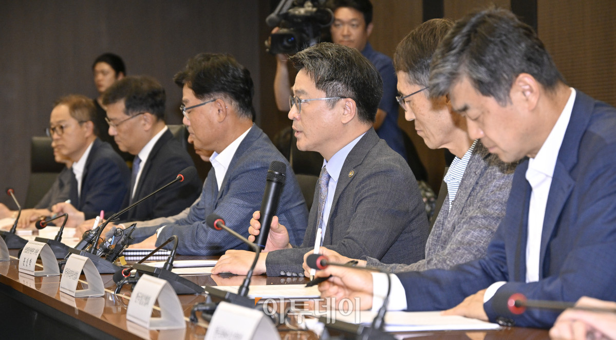 ▲문신학 산업통상자원부 1차관이 8일 서울 중구 대한상공회의소에서 열린 미 관세 조치 통보 관련 민관합동 긴급 점검회의에서 모두발언을 하고 있다. 조현호 기자 hyunho@
