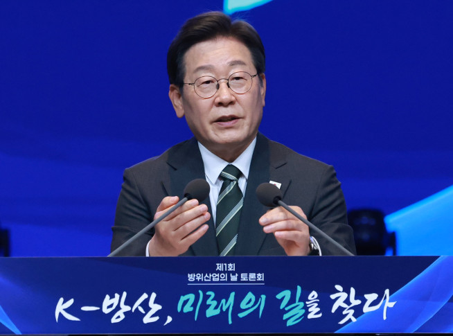 ▲이재명 대통령이 8일 서울 그랜드 하얏트 호텔에서 열린 방위산업의 날 토론회를 주재하고 있다. (연합뉴스)