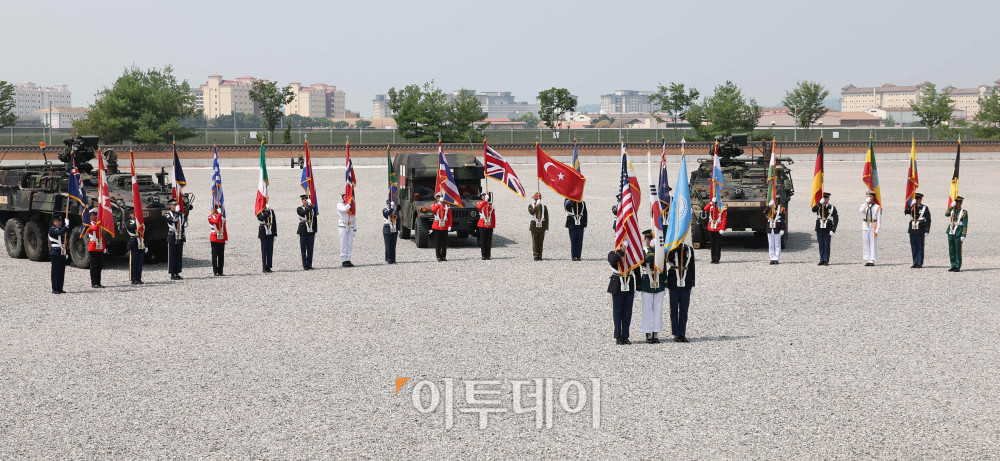 ▲유엔군사령부 깃발을 비롯한 22개국 깃발이 8일 오전 경기 평택시 캠프험프리스 바커필드 연병장에서 열린 유엔사 창립 기념행사에 앞서 입장해 있다. 1950년 7월 7일 창설된 유엔군사령부(유엔사)는 호주, 벨기에, 캐나다, 콜롬비아, 덴마크, 프랑스, 독일, 그리스,이탈리아, 네덜란드 , 뉴질랜드, 노르웨이, 필리핀, 남아프리카 공화국, 태국, 터키, 영국, 미국으로 구성돼 있고 대한민국은 주둔국으로 참가하고 있다. 사진공동취재단