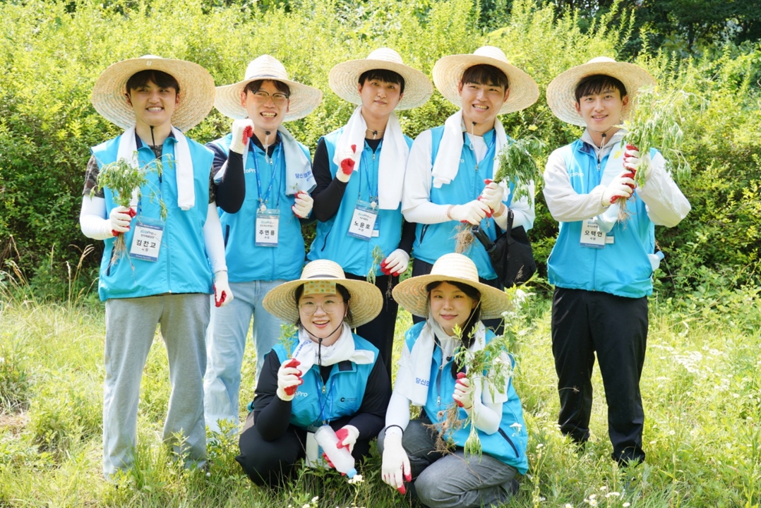 ▲에코프로 직원들이 속리산국립공원에서 8일 외래식물 제거 봉사 활동에 참여하고 있다. (에코프로)