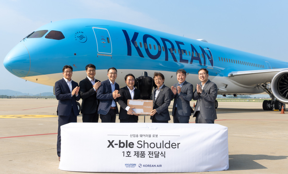 ▲엑스블 숄더 1호 전달식 후 행사 참가자들이 기념사진을 촬영하는 모습. (왼쪽부터) 현대차·기아 로보틱스사업1팀 김종우 팀장, 현대차·기아 관절로보틱스팀 윤주영 팀장, 현대차·기아 로보틱스사업실 최리군 상무, 현대차·기아 로보틱스랩 현동진 상무, 대한항공 항공우주사업본부 정현보 상무, 대한항공 항공우주사업본부 기술3팀 신도훈 팀장, 대한항공 항공우주사업본부 사업기획팀 이대일 팀장. (사진=현대차)
