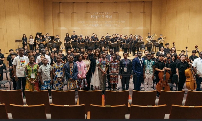 ▲가나 학생들이 서울 서초구 교대부초 한빛 오케스트라 공연을 관람한 뒤 기념촬영을 하고 있다.  (사진제공=서초구)