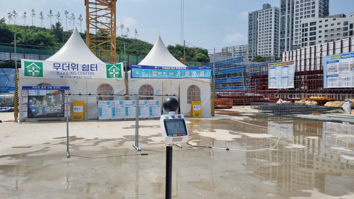 ▲건설현장 체온측정기 및 무더위 쉼터. (사진제공=LH)