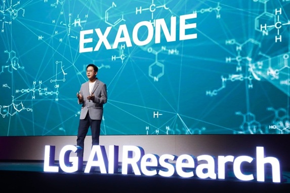 ▲배경훈 전 LG AI연구원장이 엑사원을 소개하고 있다. (자료제공=LG)