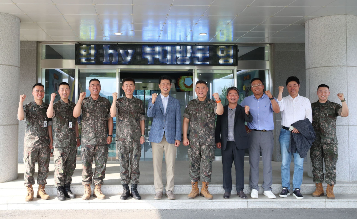 ▲변경구 hy 대표이사(왼쪽 다섯 번째)가 8일 육군 25사단을 방문해 한기성 사단장과 기념 사진을 촬영하고 있다. (사진제공=hy)
